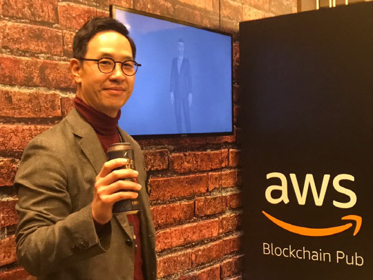박정진 카브루 대표가 2일 미국 라스베이거스에서 개막한 'AWS 리인벤트 2019' 행사장에서 블록체인 시스템을 소개하고 있다.